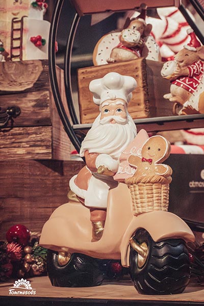 Père Noël patissier en Vespa qui livre des confisseries